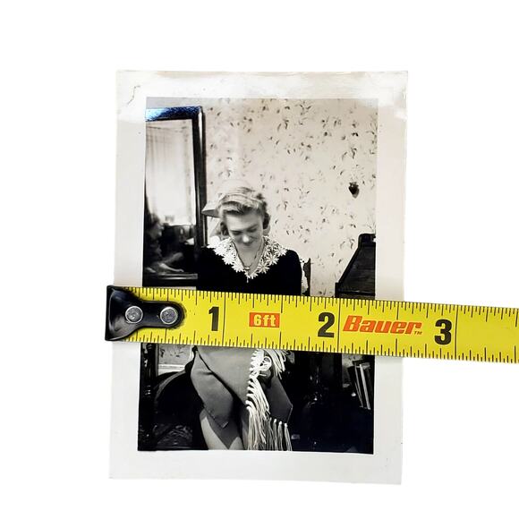 Vtg Pretty Young Lady Sewing Original Monochrome Photography Found Snapshot - Picture 3 of 4